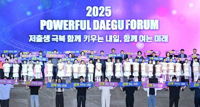 23일 대구 수성스퀘어에서 열린 2025 파워풀 대구포럼이 저출생 극복을 주제로 성황리에 열렸다. 이 행사에서 이후혁 대구일보 사장, 주형환 저출산 고령사회위원회 부위원장, 이인선 국민의힘 의원(대구시당위원장, 국회 여성가족위원장), 김정기 대구시장 권한대행, 노정훈 보건복지부 인구정책총괄과장, 이재화 대구시의회 부의장, 대구오페라하우스어린이합창단, 대구청년들이 저출생 극복을 위해 마음을 활짝 열었다. 김진홍 기자 solmin@idaegu.com