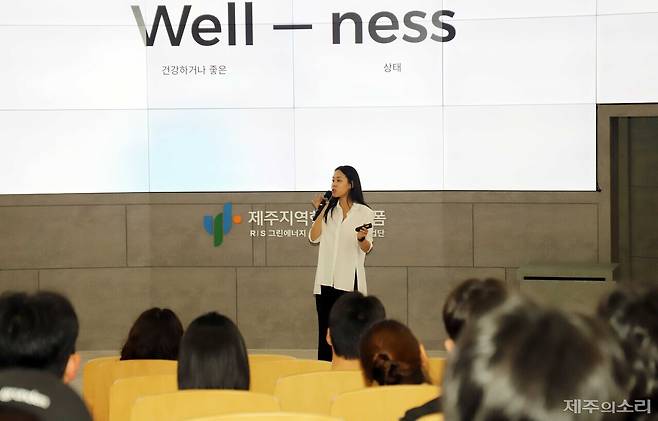 제주국제자유도시개발센터(JDC)가 주최하고 제주의소리·제주대학교가 공동 주관하는 2025학년도 'JDC 대학생아카데미' 2학기 세 번째 강연이 24일 오후 2시 제주대학교 공과대학 3호관 대강당에서 열렸다. ⓒ제주의소리