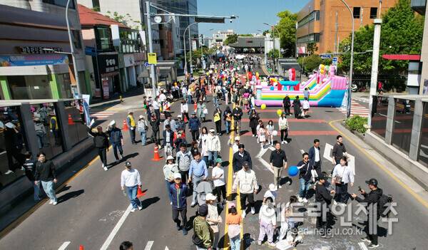 사진은 지난 4월 제주 원도심에서 열린 '차 없는 거리 걷기 축제'.