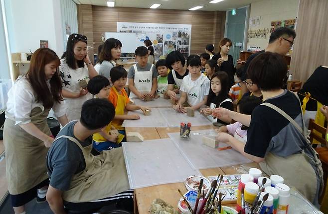 부산환경공단이 운영하는 자원순환협력센터에서 환경 체험교육이 열린 모습. 사진 부산환경공단 제공