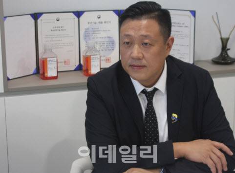 쪼우쏭옌 블루메이지 바이오테크놀로지 부총재가 인터뷰하는 모습 (사진=엑셀세라퓨틱스)