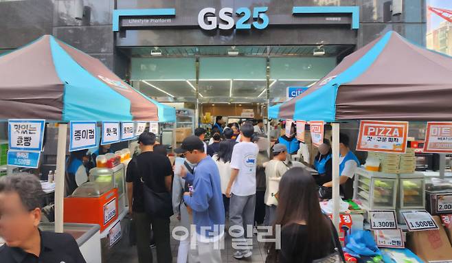 불꽃축제 날 한강 인근 GS25 매장이 사람들로 북적이고 있다 (사진=GS25)