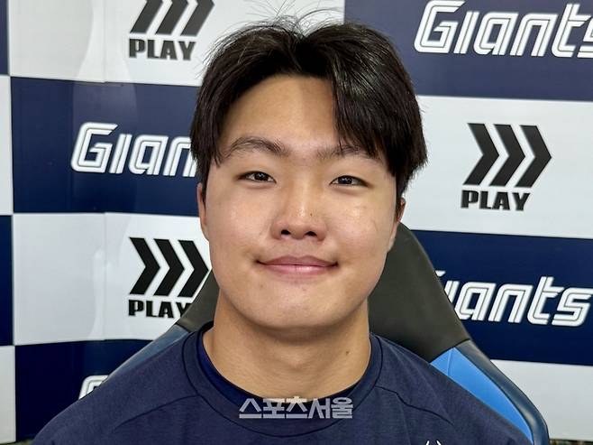 정우주가 인터뷰에 임하고 있다. 사직 | 박연준 기자 duswns0628@sportsseoul.com