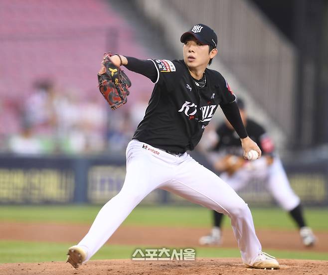 KT 선발투수 오원석이 서울 잠실구장에서 열린 2025 KBO리그 LG와 경기에서 역투하고 있다. 잠실 | 최승섭기자 thunder@sportsseoul.com