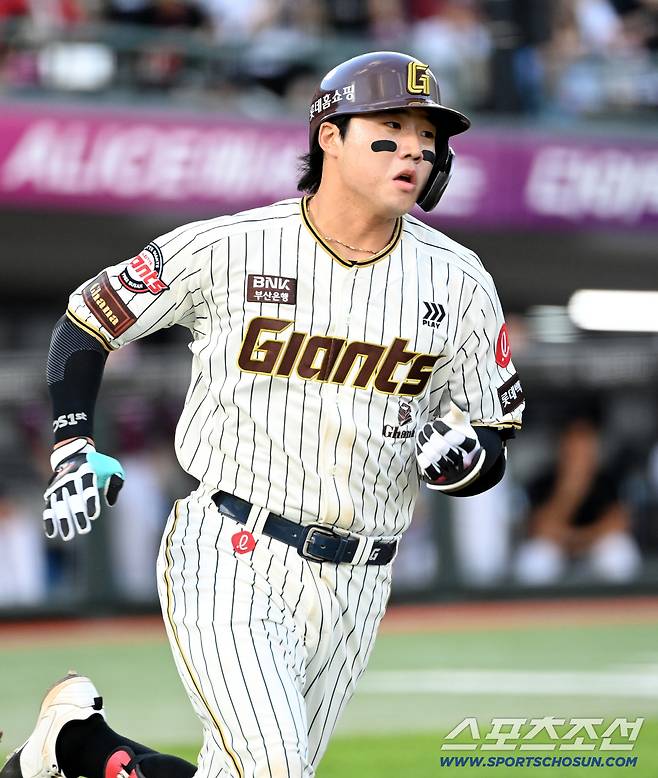 20일 부산 사직야구장에서 열린 키움과 롯데의 경기, 2회말 롯데 손성빈이 안타를 치고 있다. 부산=허상욱 기자wook@sportschosun.com/2025.09.20/