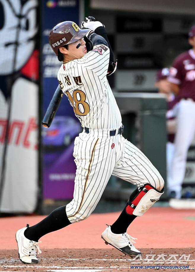20일 부산 사직야구장에서 열린 키움과 롯데의 경기, 2회말 롯데 손성빈이 안타를 치고 있다. 부산=허상욱 기자wook@sportschosun.com/2025.09.20/
