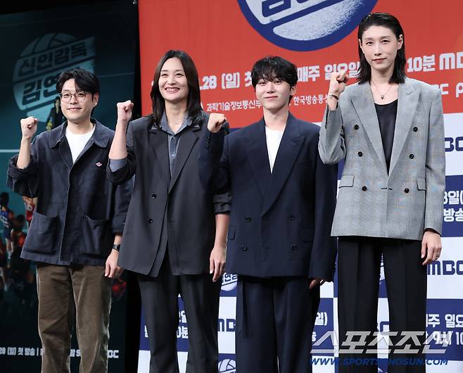 MBC 예능 '신인감독 김연경' 제작발표회가 24일 오후 서울 상암동 MBC 사옥에서 열렸다. 권락희 PD, 표승주, 부승관, 김연경이 함께 포즈 취하고 있다. 정재근 기자 cjg@sportschosun.com/2025.9.24/