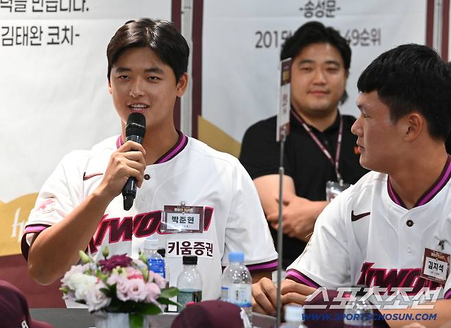 24일 고척스카이돔에서 열린 KIA와 키움의 경기, 경기 전 진행된 키움 히어로즈의 2026 신인선수 환영행사에서 1라운드 전체 1순위로 키움에 입단한 박준현이 안우진에게 질문을 하고 있다. 고척=허상욱 기자wook@sportschosun.com/2025.09.24/