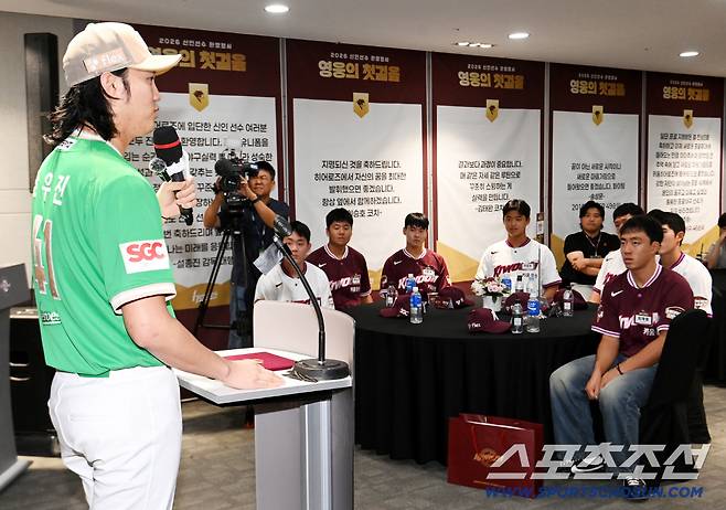 24일 고척스카이돔에서 열린 KIA와 키움의 경기, 경기 전 진행된 키움 히어로즈의 2026 신인선수 환영행사에서 안우진이 질문에 답하고 있다. 고척=허상욱 기자wook@sportschosun.com/2025.09.24/