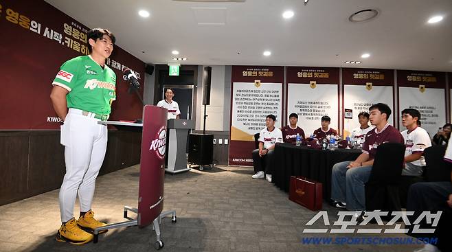 24일 고척스카이돔에서 열린 KIA와 키움의 경기, 경기 전 진행된 키움 히어로즈의 2026 신인선수 환영행사에서 송성문이 루키들의 질문에 답변하고 있다. 고척=허상욱 기자wook@sportschosun.com/2025.09.24/