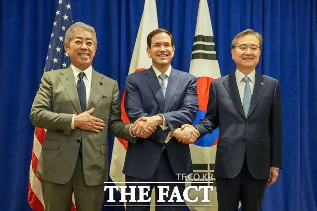 한미일 3국 외교장관은 22일(현지시간) 북한의 '완전한 비핵화' 의지를 재확인하는 공동성명을 채택했다. 공교롭게도 김 위원장이 미국에 '비핵화를 포기하면 대화할 수 있다'고 밝힌 지 하루 만이다. 사진은 조현(오른쪽) 외교부 장관이 마코 루비오(가운데) 미국 국무장관, 이와야 다케시 일본 외무상과 기념사진을 촬영한 모습. /외교부
