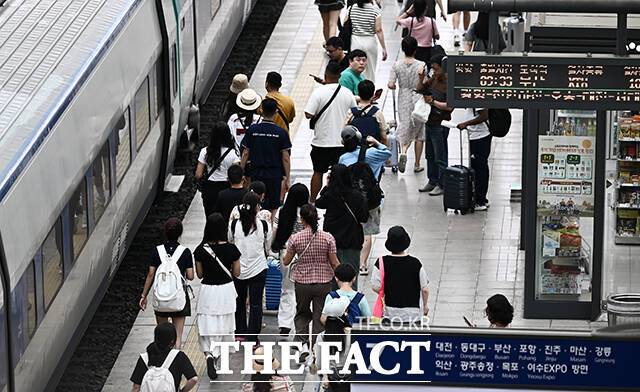 서울시가 긴 추석 연휴를 앞두고 '추석 종합대책'을 가동한다. 사진은 지난해 추석 연휴를 하루 앞둔 시민들이 서울 용산구 서울역에서 귀성길에 오르고 있는 모습. /더팩트 DB