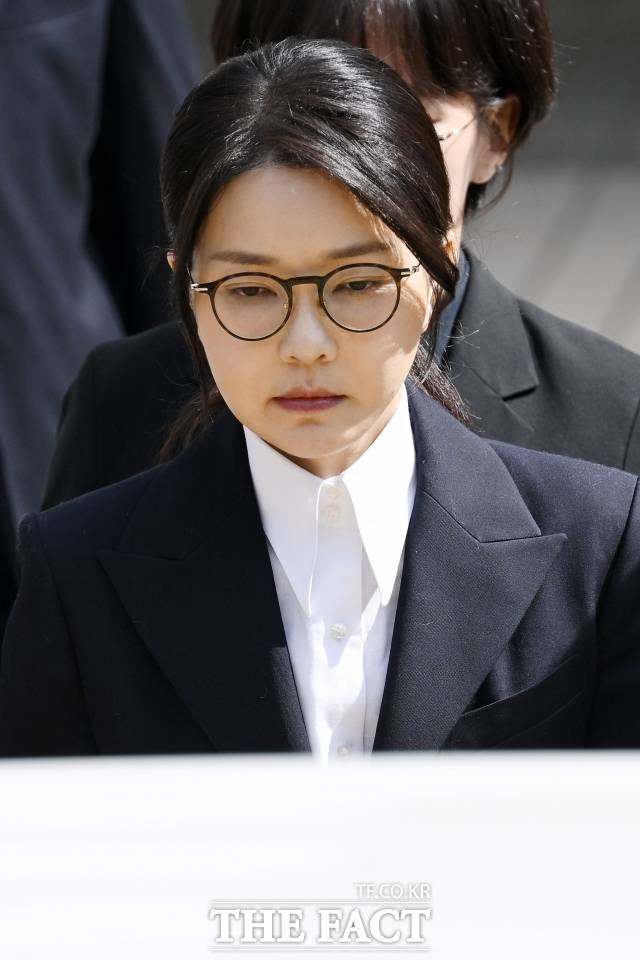 자본시장과 금융투자업에 관한 법률 위반, 정치자금법 위반, 특정범죄 가중처벌 등에 관한 법률 위반(알선수재) 등의 혐의를 받는 윤석열 전 대통령 부인 김건희 씨가 12일 오후 서울 서초구 서울중앙지법에서 열린 구속 전 피의자 심문(영장실질심사)을 마치고 법원을 나서고 있다./남용희 기자