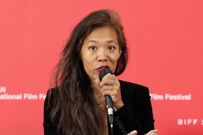 쩌우스칭 감독이 23일 부산 해운대구 영화의전당 비프힐에서 제30회 부산국제영화제 경쟁부문 작품 '왼손잡이 소녀' 기자회견을 하고 있다. /뉴시스