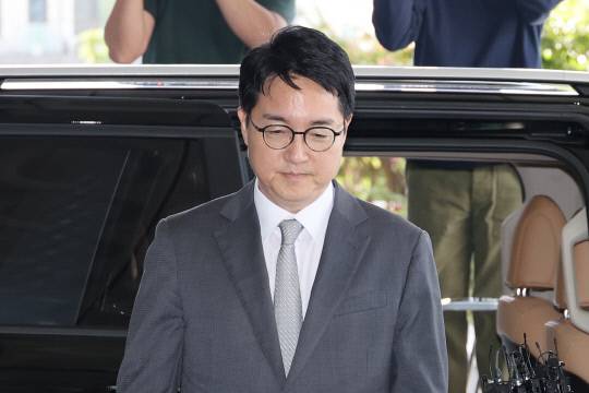 심우정 전 검찰총장이 지난 21일 서울고검에 마련된 조은석 내란특별검사팀 사무실에 윤석열 전 대통령 구속 취소 당시 즉시항고를 하지 않은 경위와 관련 조사를 위해 피고발인 신분으로 출석하고 있다. 연합뉴스