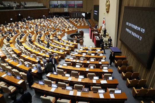 지난 8월 25일 서울 여의도 국회에서 상법 개정안 처리와 관련해 국민의힘이 진행 중인 무제한 토론(필리버스터)을 종료하기 위한 투표가 진행되고 있다. 연합뉴스