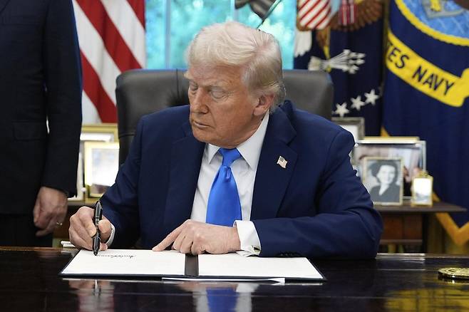 도널드 트럼프 미국 대통령이 19일(현지 시간) 백악관 집무실에서 골드 카드 관련 행정명령에 서명하고 있다. 2025.09.20 워싱턴=AP/뉴시스