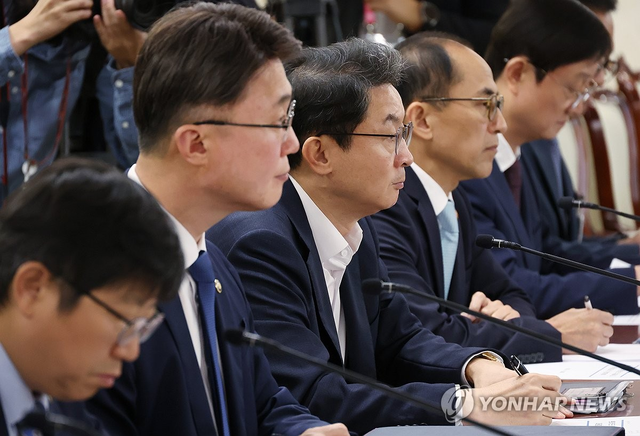 류제명 과기정통부 제2차관(왼쪽 두번째부터)과 이억원 금융위원장, 고학수 개인정보위원장 등이 22일 정부서울청사에서 열린 통신사 및 금융사 해킹사고 관련 긴급 현안 점검회의에서 김민석 국무총리의 발언을 듣는 모습. 연합뉴스