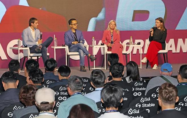 24일 서울 광진구 워커힐 호탤앤리조트에서 열린 '코리아블록체인위크 2025(KBW2025)' 메인 컨퍼런스인 '임팩트(KBW2025:IMPACT)'에서 벤 스트랙 블록웍스 선임기자(왼쪽부터), 재커리 왕 어웨이큰 파이낸스 공동창립자, 제이미 레버턴 리저브원 최고경영자(CEO), 베로니카 카푸스티나 톤 스트래티지 CEO가 패널토론을 하고 있다. 사진=박범준 기자