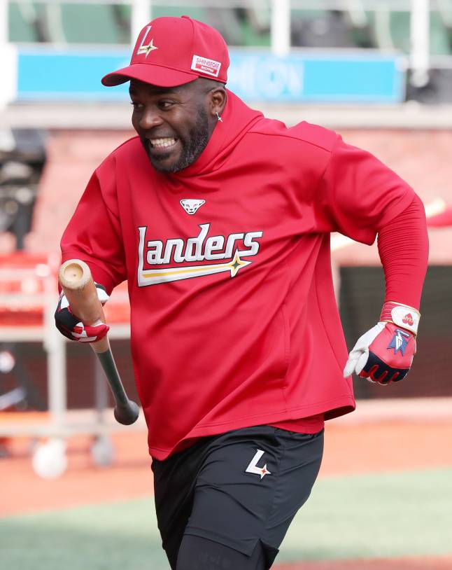 평상시 유쾌함이 가득한 모습이지만 지난 5월 누이상을 겪은 에레디아. 에레디아는 경기장 안팎에서 선수단의 분위기 메이커로 존재감이 작지 않다. SSG 제공