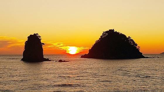 충남 태안군 안면읍 꽃지수욕장 앞바다 할미 ·할아비바위 사이로 해가 떨어지고 있다. 연합뉴스