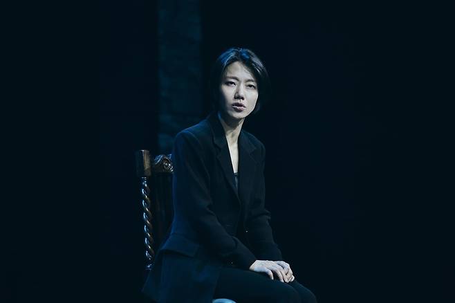 연극 '프리마 파시' 속 주인공 테사를 연기하는 배우 김신록./사진=쇼노트