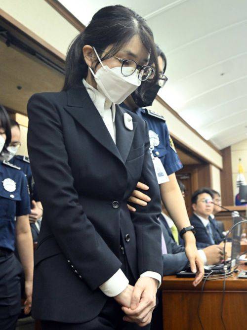 수용번호 ‘4398’이 적힌 배지를 왼쪽 가슴에 단 김건희 여사가 24일 서울 서초구 서울중앙지방법원에서 진행된 첫 재판에서 두 손을 모은 채 법정에 들어서고 있다. 전직 대통령 부인이 피고인 신분으로 법정에 선 것은 처음이다. 사진공동취재단