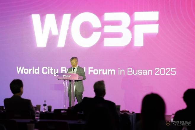 24일 해운대 벡스코에서 열린 부산 세계도시브랜드포럼(WCBF) 전야행사에서 마사유키 사사키 오사카시립대 명예교수가 AI 시대 ‘포용과 연대’ 중심의 창조도시 비전을 발표하고 있다.