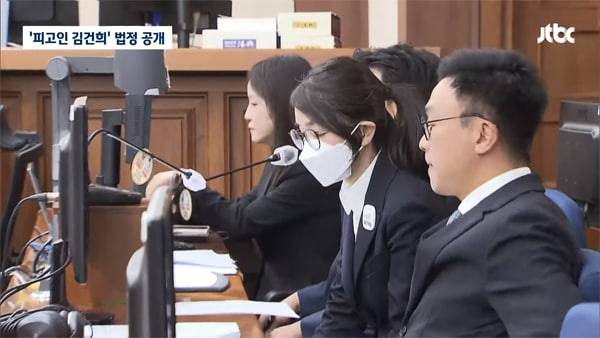 ▲ 도이치모터스 주가조작 혐의 등으로 구속기소 된 김건희 여사가 9월24일 서울 서초구 서울중앙지법에서 열린 첫 재판에 출석했다. 사진=JTBC News 보도 갈무리