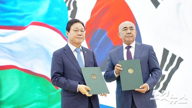 박완수 경남지사와 타슈켄트주 조이르 미르자예프 주지사가 우호교류 협정을 맺었다. 최호영 기자