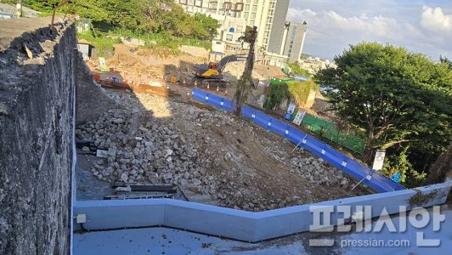 ▲야외무대 정면과 우측 벽면이 철거된 서귀포 관광극장.ⓒ프레시안