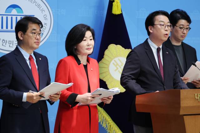 ▲국민의힘 김희정 의원(가운데 붉은 옷 입은 이. 자료사진). ⓒ연합뉴스