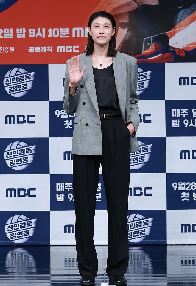 김연경이 24일 서울 마포구 MBC 골든마우스홀에서 열린 MBC 새 예능 '신인감독 김연경' 제작발표회에 참석해 포즈를 취하고 있다. 뉴스1