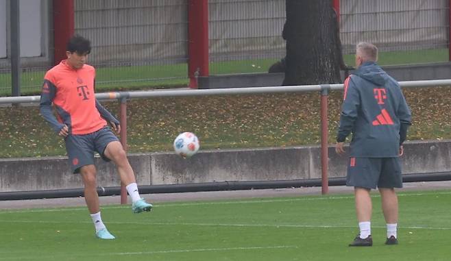 회복 훈련 중인 김민재(왼쪽)의 모습. /사진=빌트 갈무리