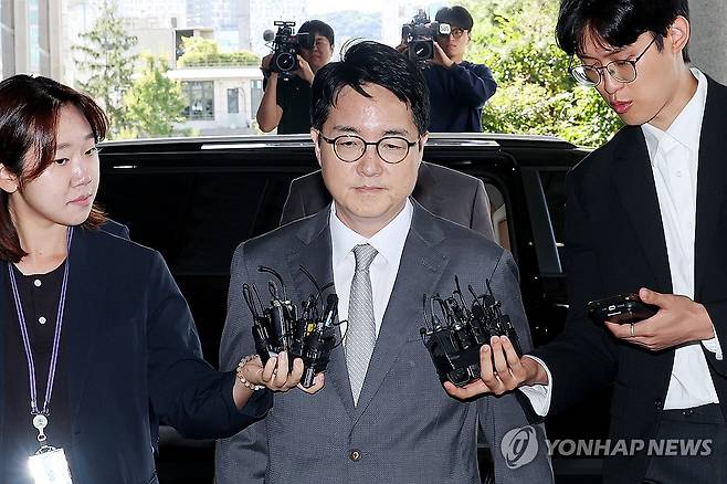 심우정 전 검찰총장, 피고발인 신분으로 내란특검 출석 (서울=연합뉴스) 임화영 기자 = 심우정 전 검찰총장이 21일 서울고검에 마련된 조은석 내란특별검사팀 사무실에 윤석열 전 대통령 구속 취소 당시 즉시항고를 하지 않은 경위와 관련 조사를 위해 피고발인 신분으로 출석하고 있다. 2025.9.21 hwayoung7@yna.co.kr