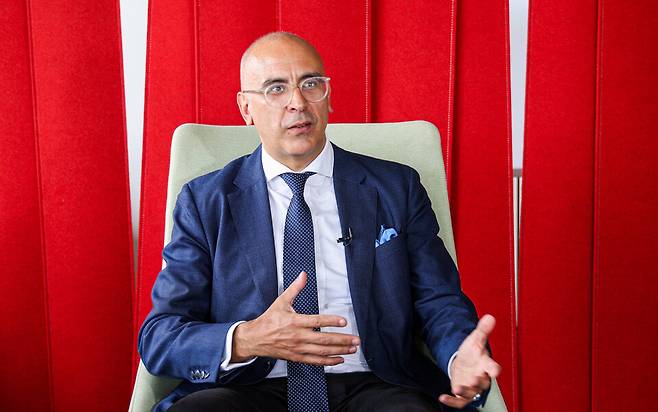 ▲ 지난 7월 18일(현지시간) 프랑스 NEOMA 국제금융대학원 루앙 캠퍼스 강의실에서사미 아타위 NEOMA 비지니스 스쿨 글로벌 최고경영자가 인천일보와 인터뷰를 하고 있다. /인천일보DB