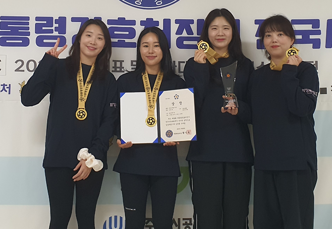 25일 충북 청주종합사격장에서 열린 제18회 대통령 경호처장기 전국사격대회 여일반부 50m 3자세 단체전서 우승한 화성시청 선수단이 기념사진을 찍고 있다. 사진=화성시청