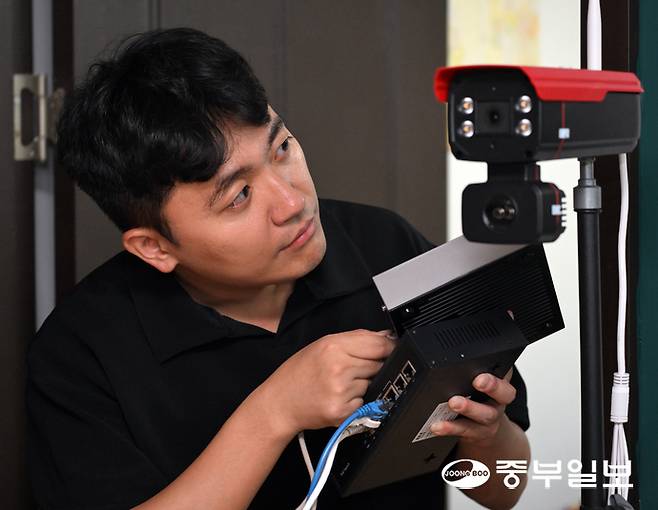 이민재 브레인치즈 대표가 CCTV에 영상관제시스템 'Snatch AI Cube' 를 연결하고 있다. 임채운기자