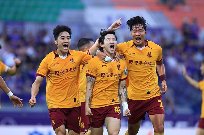 광주FC 신창무가 지난 6월28일 열린 FC안양과의 원정경기에서 골을 터뜨린 후 팀 동료들과 기쁨을 나누고 있다. <광주FC 제공>