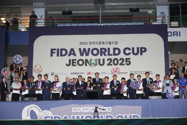 25일 전주월드컵경기장에서 열린 2025 전주드론축구월드컵 개막식에서 우범기•김정태 공동 조직위원장과 김관영 도지사 등 참석자들이 드론볼 시축을 하고 있다. 조현욱 기자