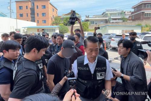 ◇육군 12사단 훈련병 사망사건과 관련해 규정을 위반한 군기훈련(얼차려)을 실시한 혐의를 받는 부중대장(중위)이 21일 오전 춘천지방법원에서 열린 구속 전 피의자 심문(영장실질심사)에 출석하기 위해 법정으로 향하고 있다. 2024.6.21 사진=연합뉴스