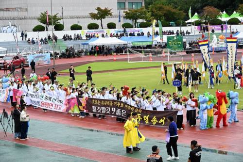 ◇‘제48회 노산문화제 및 제43회 군민의 날 기념 개막식’이 25일 평창종합운동장에서 심재국 평창군수를 비롯한 각급 기관·사회단체장과 출향인사, 자매도시 관계자, 8개 읍·면 선수단을 비롯한 주민 2,500여 명이 참가한 가운데 열렸다.