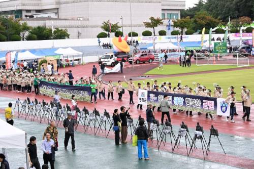 ◇‘제48회 노산문화제 및 제43회 군민의 날 기념 개막식’이 25일 평창종합운동장에서 심재국 평창군수를 비롯한 각급 기관·사회단체장과 출향인사, 자매도시 관계자, 8개 읍·면 선수단을 비롯한 주민 2,500여 명이 참가한 가운데 열렸다.