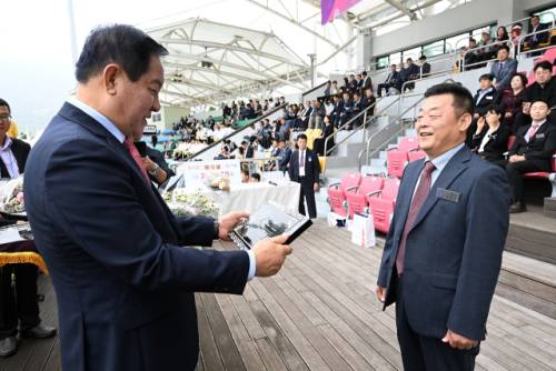 ◇‘제48회 노산문화제 및 제43회 군민의 날 기념 개막식’이 25일 평창종합운동장에서 심재국 평창군수를 비롯한 각급 기관·사회단체장과 출향인사, 자매도시 관계자, 8개 읍·면 선수단을 비롯한 주민 2,500여 명이 참가한 가운데 열렸다.