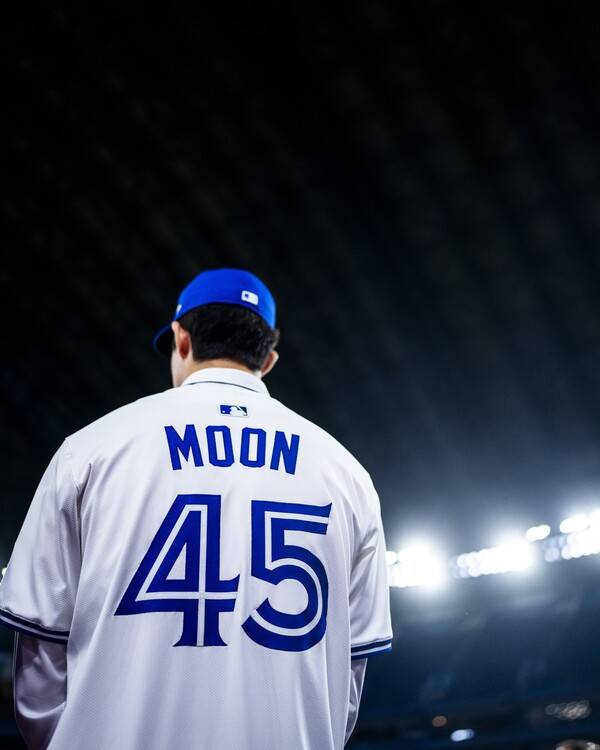 토론토 유니폼을 입고 포즈를 취한 문서준(사진=토론토 블루제이스 공식 SNS)