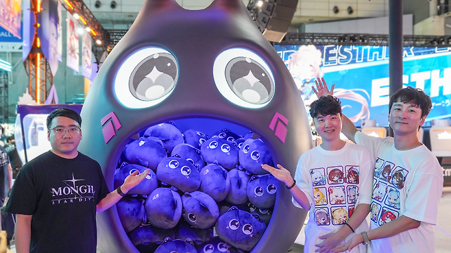 왼쪽부터 넷마블몬스터 이동조 PD, 넷마블 강동기 사업부장, 넷마블몬스터 김민균 리드 디렉터(제공=넷마블).