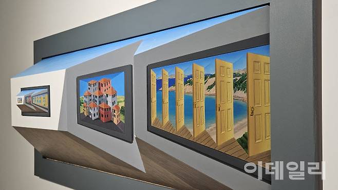 패트릭 휴즈의 ‘휴즈 색조’(Hughes Hues 2024, 50.1×126.4×15㎝). 나무보드에 작가가 직접 그린 그림을 디지털 방식으로 복제·인쇄해 잘라낸 뒤 부분부분 콜라주하고 나머지 빈공간은 유화로 완성한 ‘멀티플’ 연작 중 하나다. 아래는 옆으로 이동해 바라본 같은 작품이다(사진=오현주 문화전문기자).