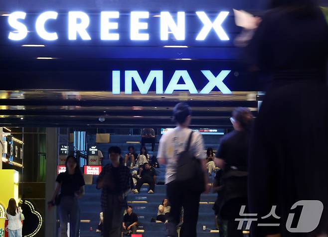 8일 서울의 한 CGV 영화관을 찾은 관람객들이 상영관으로 향하고 있다. 2025.9.8/뉴스1 ⓒ News1 박정호 기자