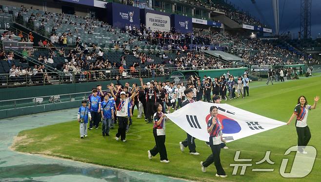 2025 전주드론축구월드컵 개막식이 열린 25일 전북 전주시 월드컵경기장에서 선수단이 입장하고 있다. 2025.9.25/뉴스1 ⓒ News1 유경석 기자