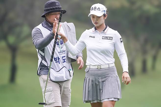 박도영이 25일 블루헤런에서 열린 KLPGA투어 시즌 마지막 메이저대회인 하이트 진로 챔피언십에서 버디를 낚은 뒤 브룸스틱을 캐디에게 전달하고 있다. 사진 | 세마스포츠마케팅